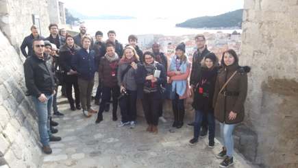 DEVETNAEST  NOVINARA IZ CIJELOG SVIJETA JEDNOGLASNI : DUBROVNIK JE SAVRŠEN KRALJEV GRUDOBRAN